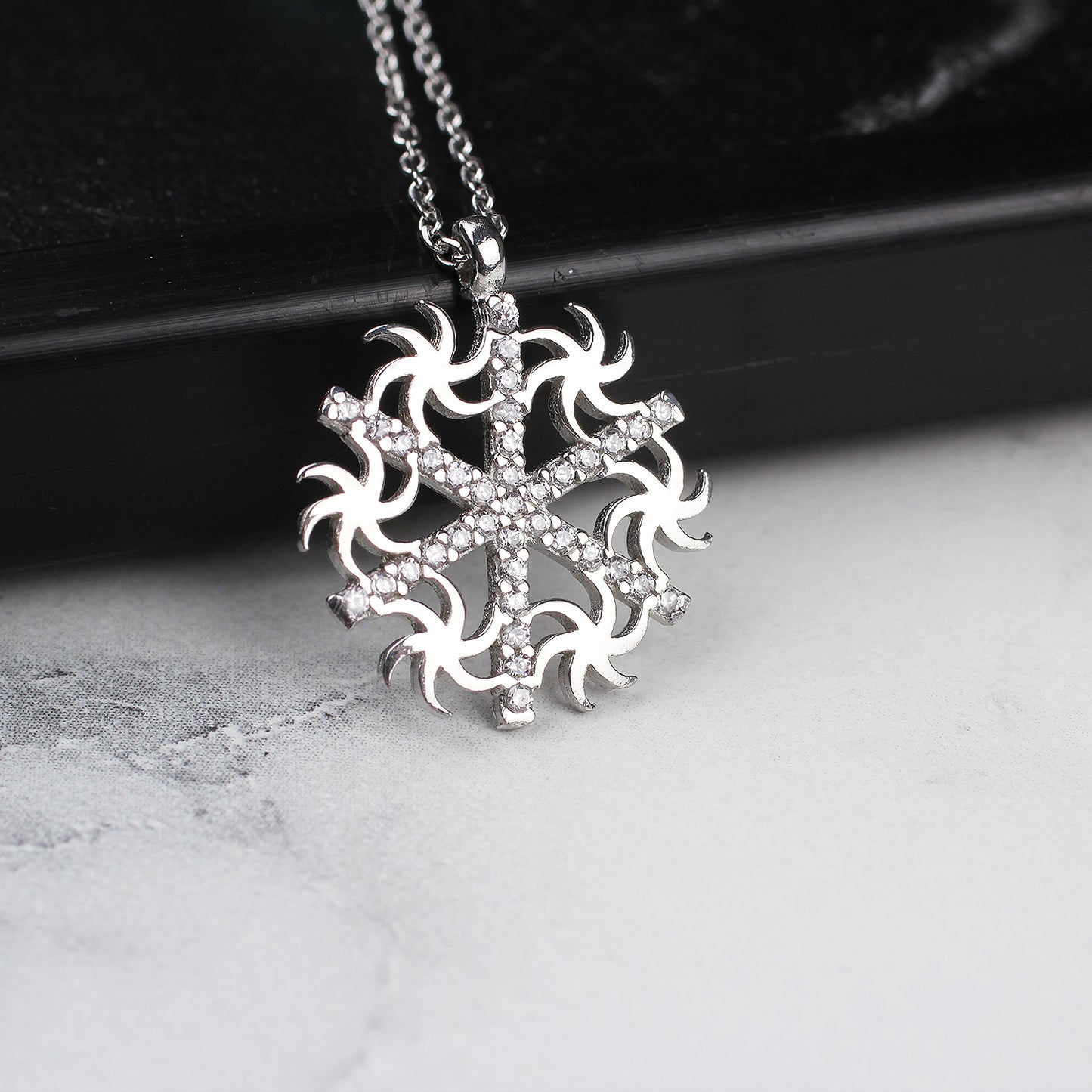 SNOWFLAKE NECKLACE