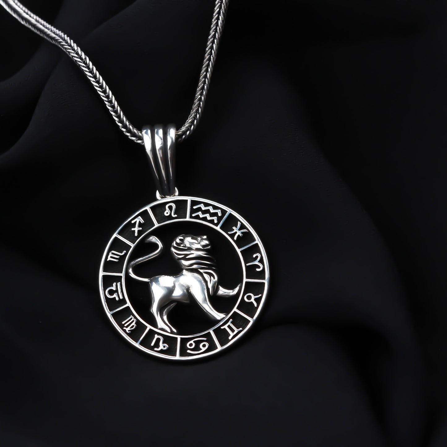 MEN LEO SIGN PENDANT NECKLACE