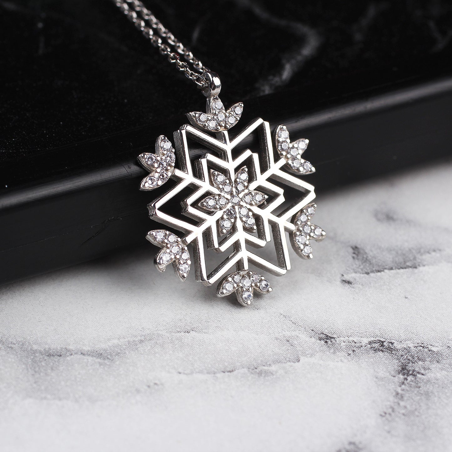 SNOWFLAKE NECKLACE