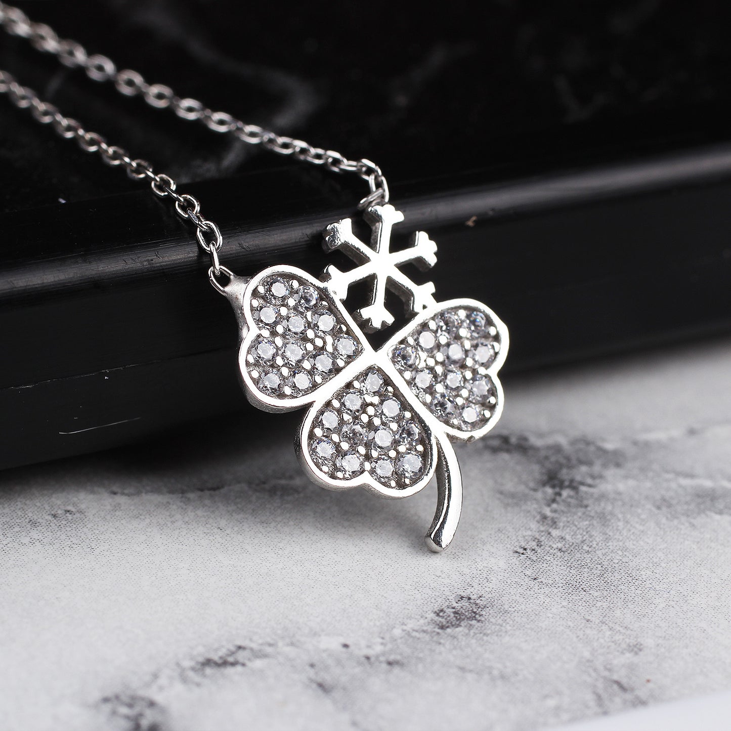 KAR TANELI CLOVER NECKLACE